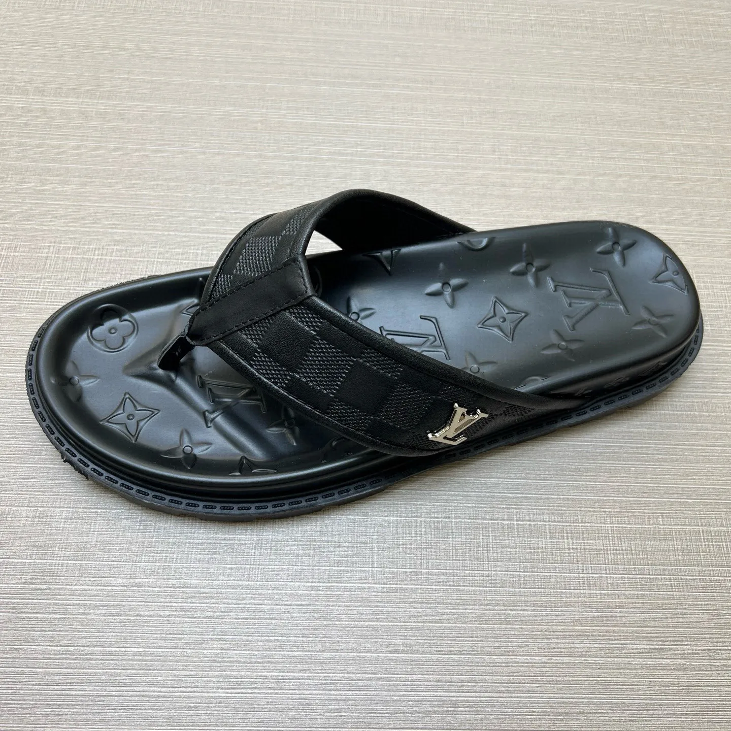 P270🏆Louis Vuitton 🏆[Louis Vuitton] Spring/Summer 2025 [Men's Flip Flops] 🎯🎯As an active family in the fashion industry ⭐ Lv is characterized by bold innovation ⚡Create this casual business style for Chinese fashionable men ✨The fabric is made of imported high-grade cowhide 🔥 Clean and neat ⚡Fashionable and elegant🌹Breathable, sweat-absorbent and deodorant👈So luxurious, high-end and domineering. 👍Must be sold if you repost the picture. Number of yards: 38--46. Color: 🎉 For large quantities. Welcome to repost.